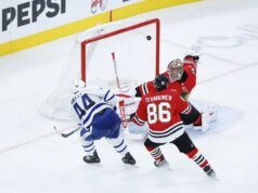 Colton Dach anota el gol decisivo mientras los Blackhawks superan a los Maple Leafs