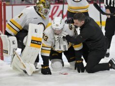 Bruins D Charlie McAvoy golpeado en la cara por un disco contra Canadiens, descartado