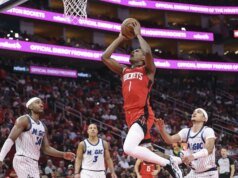 Los Rockets remontan una desventaja de 11 puntos en el cuarto lugar para superar al Magic en tiempo extra