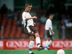 Muere un exfutbolista internacional tras sufrir un infarto durante un partido