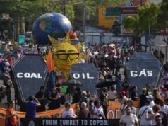 Activistas climáticos se manifiestan en Brasil mientras la COP30 enfrenta crecientes tensiones