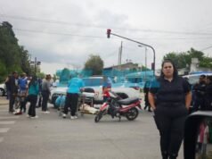 Al filo de la tragedia vial en La Plata por fuerte choque entre una camioneta y una moto