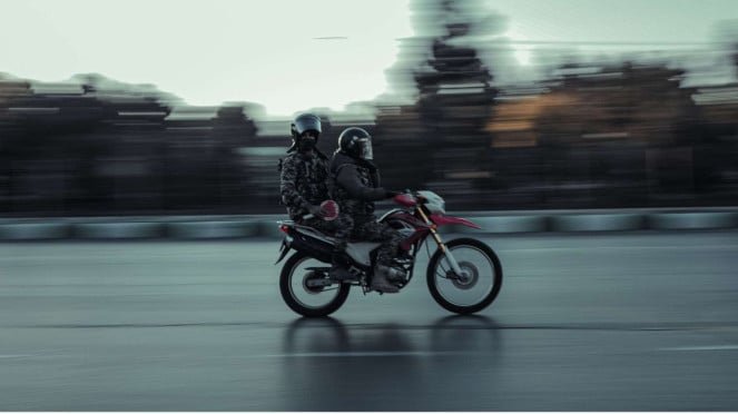 62f3cef23749c-ilustrasi-pengendara-sepeda-motor_663_372.jpg