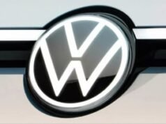 ¡Miles de millones de automóviles, comportamiento barato! Un conductor de Audi recoge una camioneta para entrar en la autopista de peaje gratuito