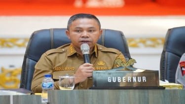 68db4352e5c31-gubernur-riau-abdul-wahid_375_211.jpg
