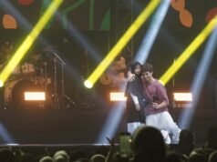 Al cerrar un concierto en Indonesia, Maher Zain pone histérico al público llevando canciones exitosas mientras usa Blankons