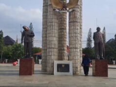 Estatua viral inclinada de Bung Karno en la plaza Indramayu
