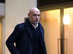 Una árbitra de fútbol afirma que un entrenador la ‘empujó con fuerza’ durante un partido