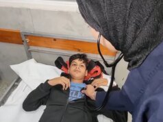 Los estudiantes de medicina de Gaza ayudan al sistema de salud diezmado por la guerra de Israel