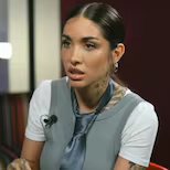 A bordo de un colectivo, María Becerra presentó su nuevo álbum por las calles de Buenos Aires