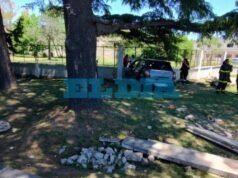 Fuerte choque en La Plata: un auto terminó incrustado en una pared y hay un herido