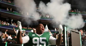 “Ganadores y perdedores de la fecha límite de cambios de la NFL: los acuerdos exitosos de los Jets cheat los Cowboys, los Colts muestran más que bandera blanca”. El gerente general de los Jets ganó, al igual que Jerry Jones