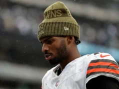 La policía dice que ladrones enmascarados robaron más de $200 mil en propiedades de la casa de Shedeur Sanders durante el robo cuando hacía su debut en la NFL.