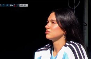 Volvieron los papelitos en el recibimiento de Boca en el Superclásico y Dua Lipa dijo presente en la Bombonera