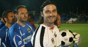 El nuevo director deportivo del Aberdeen niega haber robado un pingüino: “Lo acabo de pedir prestado”