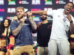 Anthony Joshua agarra la cadena de Jake Paul durante un enfrentamiento cómico