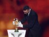 La FIFA se disculpa después de que el ganador del Mundial fuera obligado a usar guantes para tocar el trofeo