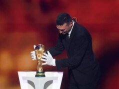 La FIFA se disculpa después de que el ganador del Mundial fuera obligado a usar guantes para tocar el trofeo