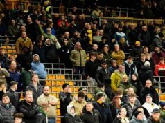 Los fanáticos de Furious Wolves atacan salvajemente al jefe de Molineux, Jeff Shi, con cánticos brutales durante el choque con Man Utd
