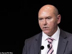 Menos de uno de cada diez miembros del personal de primera línea del NHS se ha vacunado contra la complaint en algunos fideicomisos a pesar de que los jefes de salud le dijeron al público que se proteja converse el “brote más grande de la historia”.