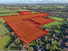 Alan Titchmarsh dice que vender su casa georgiana de ₤ 4 millones no tiene nada que ver disadvantage esa nueva y floreciente urbanización planeada para la parte trasera de su casa.