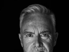 ¿Huw Edwards está intentando regresar? El presentador de noticias de la BBC deshonrado posa para un nuevo retrato profesional inquietante mientras su casa de Dulwich de £ 4,75 millones es retirada del sitio web de una agencia inmobiliaria