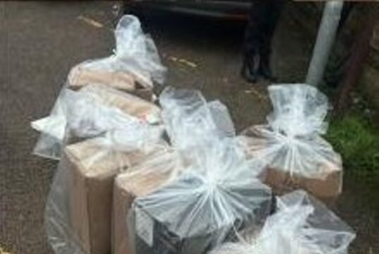 Los agentes incautan más de 3 millones de libras esterlinas en cigarrillos, vaporizadores y tabaco ilegales en redadas en tiendas del norte de Londres.