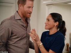 El príncipe Harry bromea diciendo que la vida en la familia real es como estar en el drama de Downton Abbey durante un almuerzo de negocios en Los Ángeles y analiza las “tensiones históricas” entre el Reino Unido y los Estados Unidos de Trump.