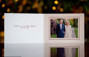 ¿La tarjeta oficial de King adornará TU repisa de la chimenea? Charles y Camilla revelan un mensaje fotográfico festivo con un conmovedor homenaje a su matrimonio