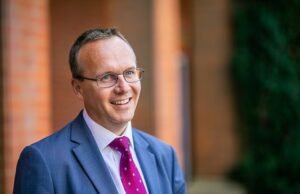 Encabezado superior: Nos apresuramos a decir que los alumnos tienen ansiedad cuando se trata solo de los altibajos de la adolescencia.