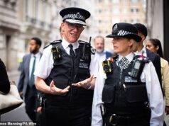 La Met ha perdido más de 1.700 agentes desde que los laboristas llegaron al poder, como acusaron Starmer y Khan de “derribar la vigilancia policial en la capital”.