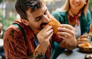 El zar laborista de la obesidad insta a los restaurantes a dar a las mujeres porciones más pequeñas que a los hombres, ya que necesitan menos calorías