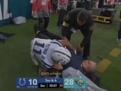 Un trabajador de la banca de la NFL parece quedar inconsciente después de ser golpeado por detrás en un momento impactante en la televisión en vivo.