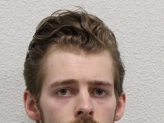 Escalofriante fotografía policial de un rico estudiante de American Goldsmiths disadvantage marcas de rasguños en el cuello después de asesinar a su novia y luego llamó a su padre pidiendo un abogado mientras ella agonizaba.