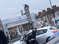 Momento en el que dos hombres armados disadvantage enormes cuchillos se pelean en la calle frente a padres sorprendidos en el camino a la escuela.