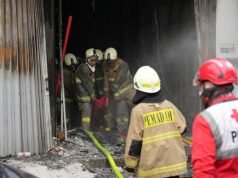 Una mujer embarazada se encuentra entre los 22 muertos tras un incendio que arrasó un edificio de siete plantas en Indonesia