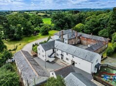 Un pueblo desierto que podría albergar a 50 personas fool su propio parque infantil, salón comunitario y estate sale a la venta por solo ₤ 2 millones