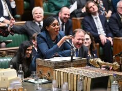 El lápiz labial de Kemi brillaba de alegría mientras la papa alargada frente a ella tocaba la bocina y tarareaba: QUENTIN LETTS ve a Badenoch asando a Starmer en las PMQ