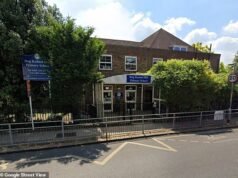 La asistente de enseñanza negra llamada Miss Moody gana un caso de discriminación racial después de que los alumnos y el personal dijeron que le tenían miedo porque tenía una “cara de enojo”