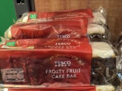 ¡Muérdago y lloriqueo! Tesco es ridiculizado por sus tarjetas Top Iced Fruit Cake y Winter Town sin la palabra Navidad