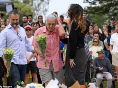 OLIVER HOLT: Un flujo constante de dolientes cruza un puente de Bondi Beach con ramos de flores en los brazos, a solo 400 metros de otro salpicado de agujeros de bala y cubierto de sangre de terroristas.
