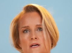 ¿MI6 o 007? La nueva jefa de espías de Gran Bretaña demuestra que conoce sus errores mientras usa el ‘broche de Miss Moneypenny’ en su discurso inaugural