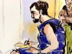 Nick Reiner, encadenado, se dirige al juez cuando comparece ante el tribunal con un chaleco antisuicida