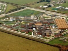 Las bandas musulmanas han tomado el control de una de las prisiones más violentas y plagadas de drogas de Gran Bretaña, advierten los organismos de control.