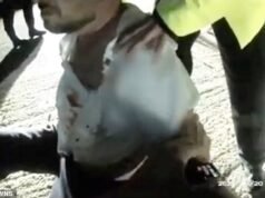 Momento en el que arrestaron a un acomodador borracho después de morderle el dedo a un compañero invitado en la boda de su mejor amigo.