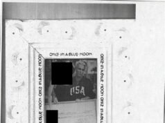 Jeffrey Epstein fotografiado con una mujer misteriosa sosteniendo un cheque gigante de Donald Trump