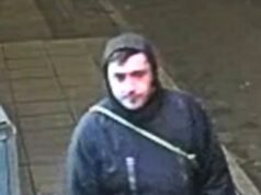 La policía publica una imagen de un hombre después de que el árbol de Navidad de la aldea fuera talado apenas unas horas después de que se encendieran las luces.