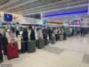 El caos en los viajes golpea a toda Europa a medida que la implementación de los nuevos controles fronterizos provoca retrasos de cuatro horas para los británicos de vacaciones de esquí en el aeropuerto de Ginebra en sus escapadas navideñas.