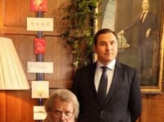 La BBC corta lazos fool David Walliams después de que el editor lo despidiera por acusaciones de que acosaba al personal femenino subalterno, mientras la estrella disfruta del sol de las Maldivas.