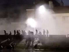 El vídeo muestra a la policía francesa lanzando gases lacrimógenos a los inmigrantes que intentaban lanzar un pequeño barco cerca de Calais, horas antes de que 700 characters más llegaran hoy al Reino Unido.